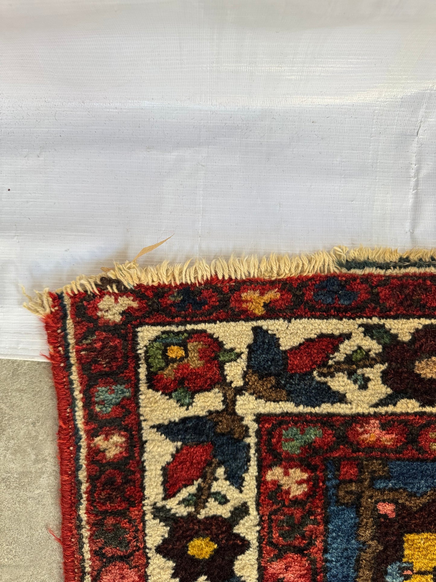 Handmade Persian Bakhtiar Rug 210 x 142 cm | 6.9 x 4.7 ft