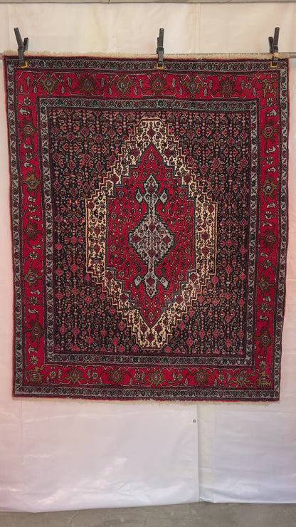 Handmade Persian Senneh Rug
155 x 125 cm | 5.1 x 4.1 ft